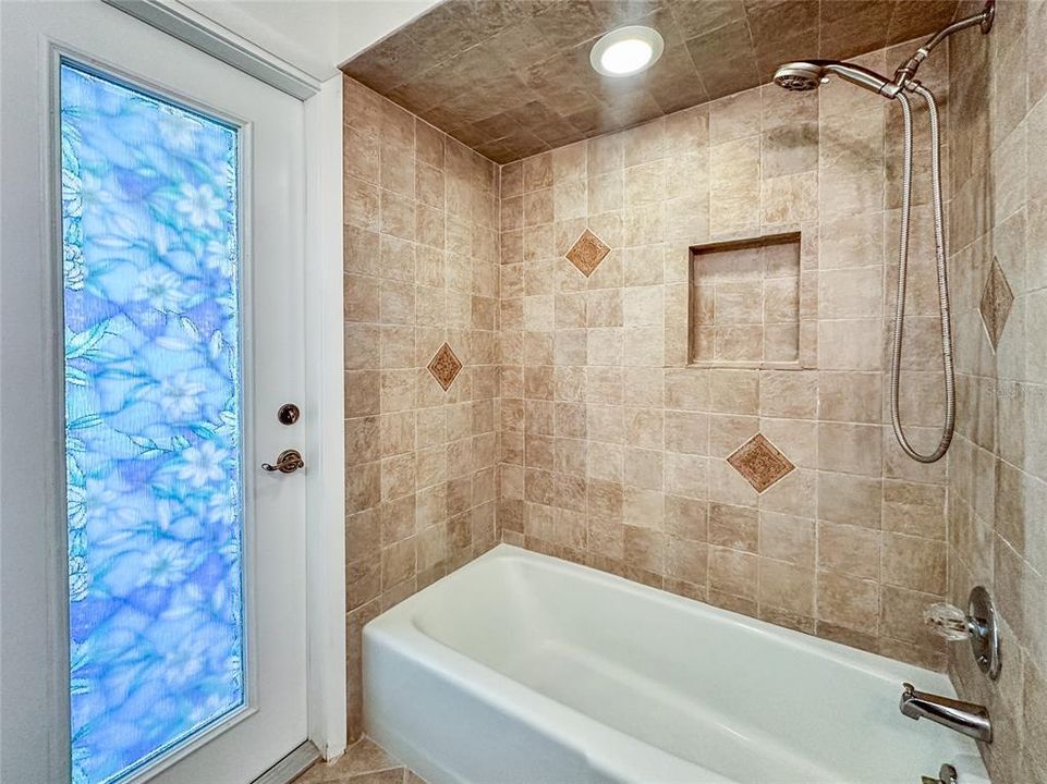 En Venta: $679,000 (4 camas, 2 baños, 1962 Pies cuadrados)