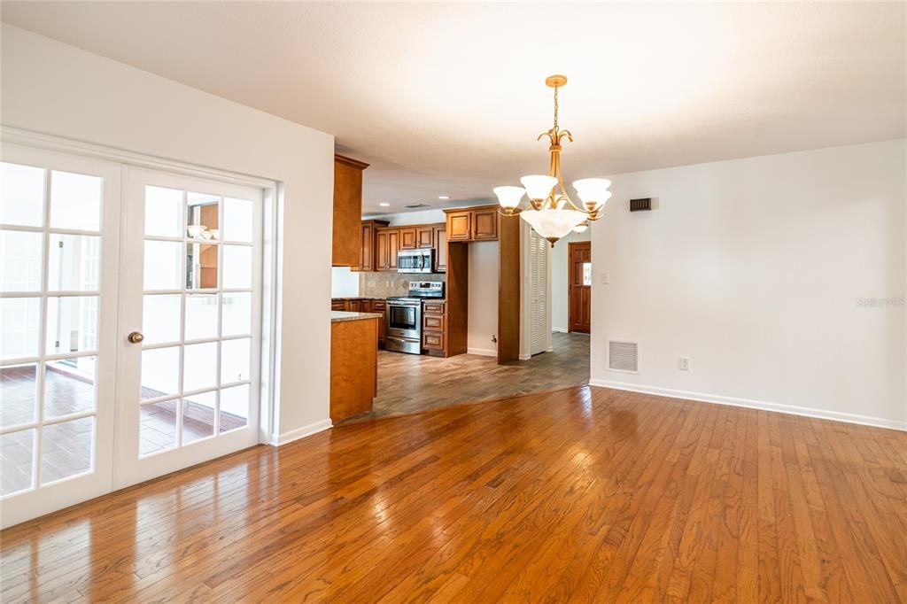 En Venta: $679,000 (4 camas, 2 baños, 1962 Pies cuadrados)