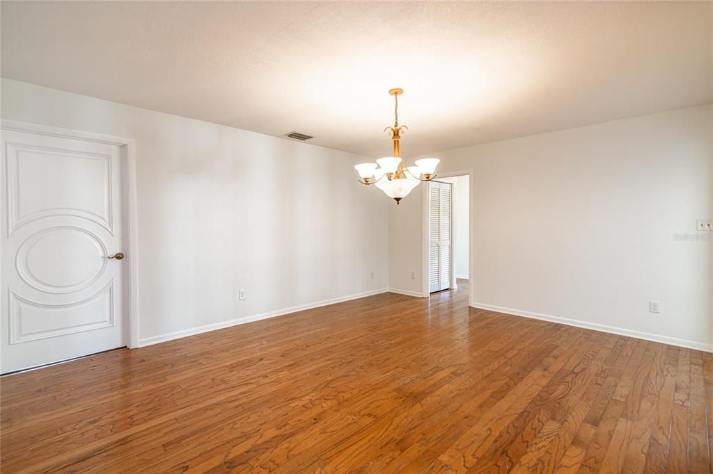 En Venta: $679,000 (4 camas, 2 baños, 1962 Pies cuadrados)