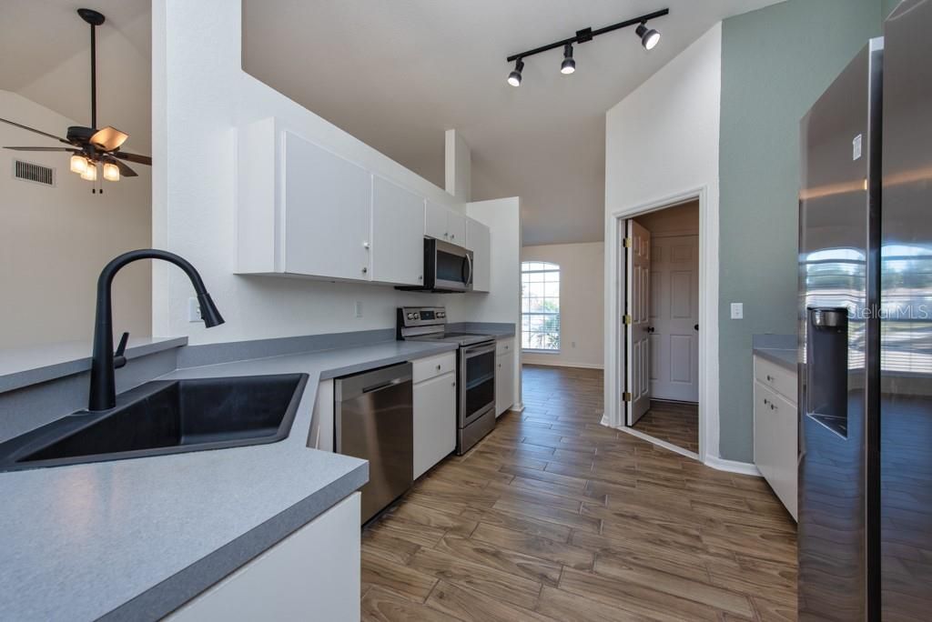 待售: $370,000 (3 贝兹, 2 浴室, 1859 平方英尺)