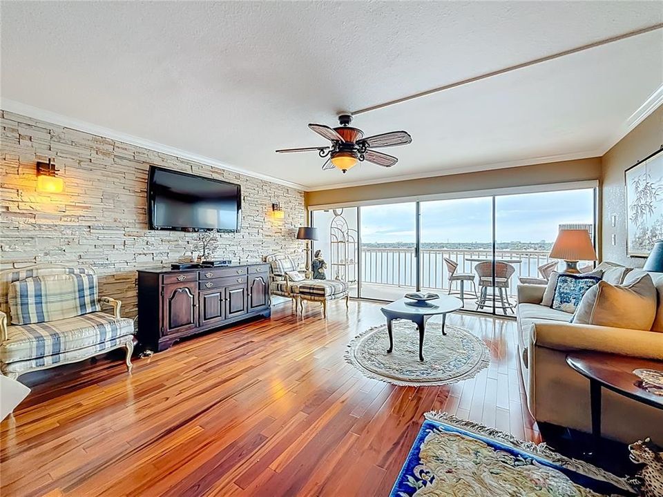 For Sale: $789,500 (3 beds, 2 baths, 1592 Square Feet)