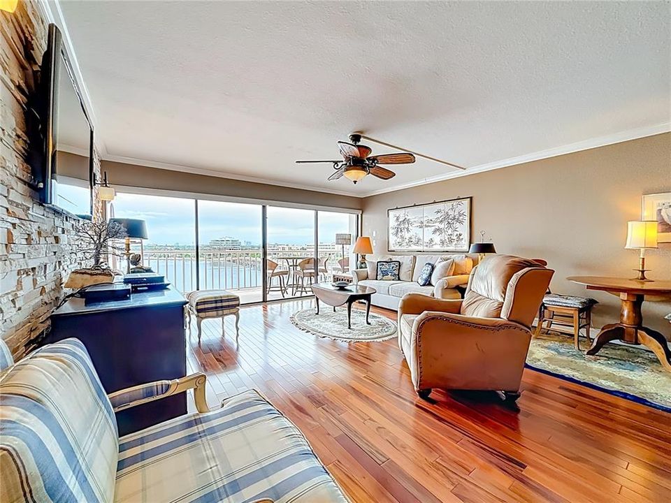 For Sale: $789,500 (3 beds, 2 baths, 1592 Square Feet)