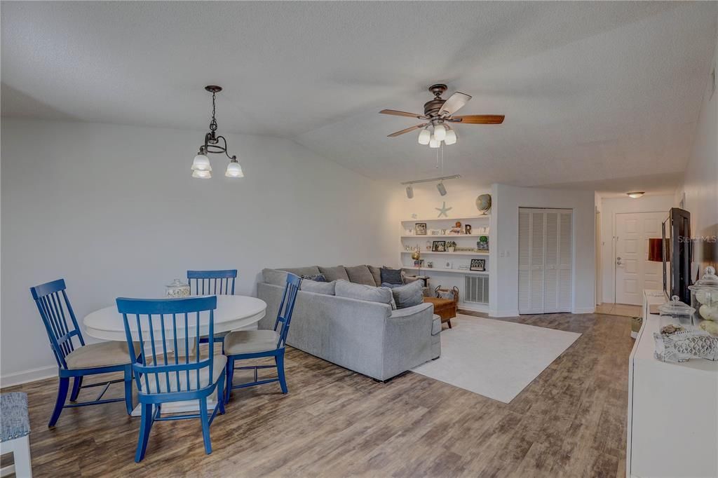 合同活跃: $275,000 (2 贝兹, 2 浴室, 1165 平方英尺)