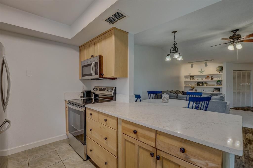 合同活跃: $275,000 (2 贝兹, 2 浴室, 1165 平方英尺)