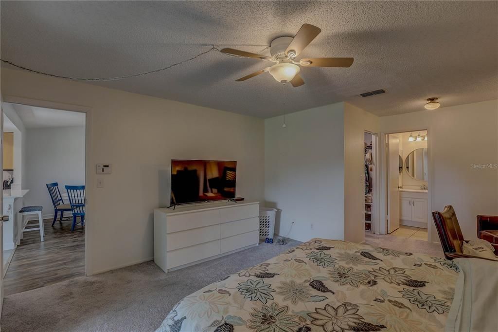 合同活跃: $275,000 (2 贝兹, 2 浴室, 1165 平方英尺)