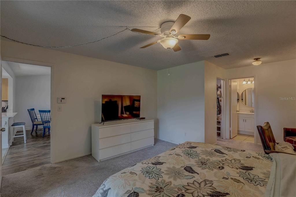 合同活跃: $275,000 (2 贝兹, 2 浴室, 1165 平方英尺)