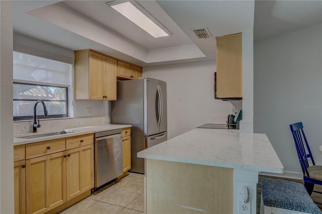 合同活跃: $275,000 (2 贝兹, 2 浴室, 1165 平方英尺)