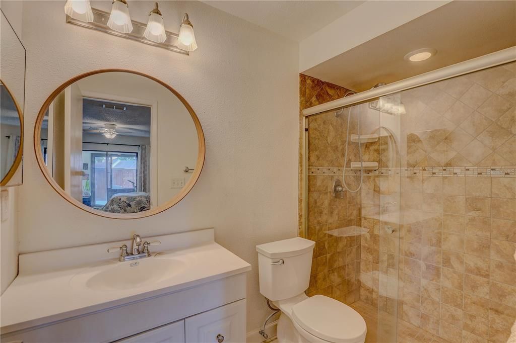 合同活跃: $275,000 (2 贝兹, 2 浴室, 1165 平方英尺)