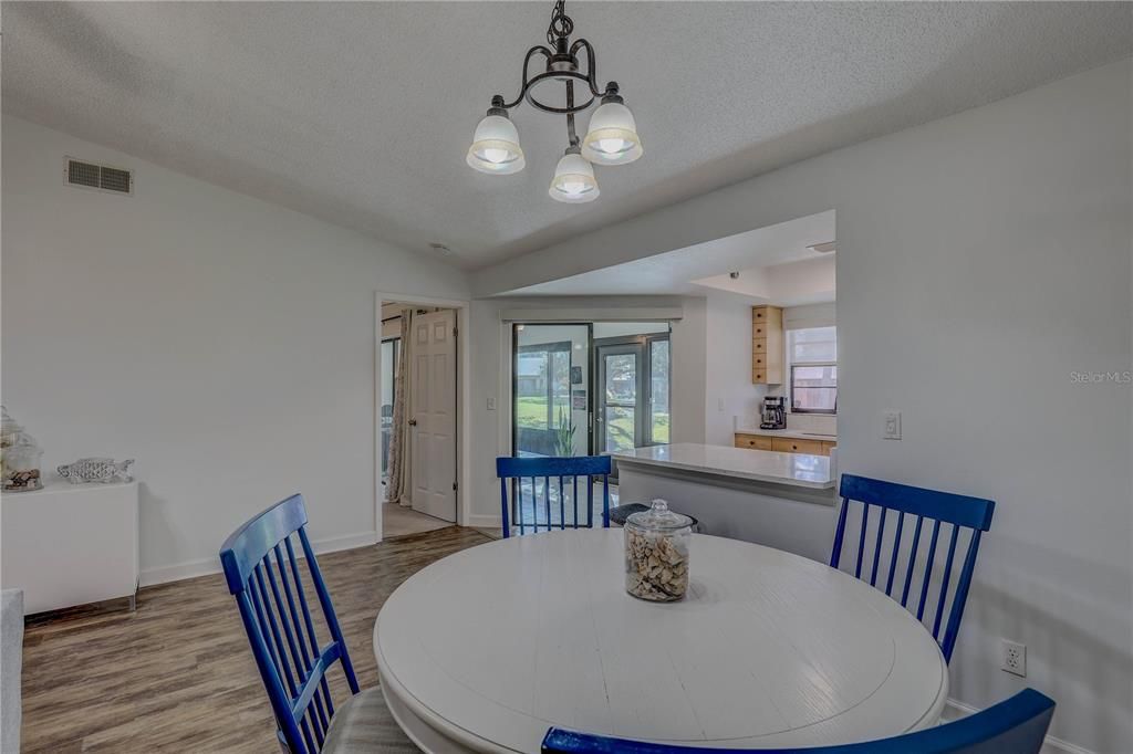 合同活跃: $275,000 (2 贝兹, 2 浴室, 1165 平方英尺)