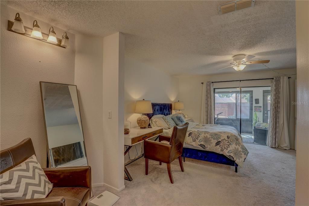 合同活跃: $275,000 (2 贝兹, 2 浴室, 1165 平方英尺)