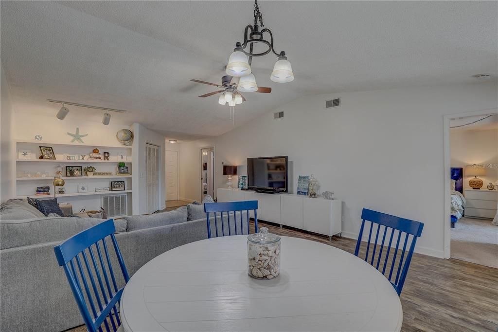 合同活跃: $275,000 (2 贝兹, 2 浴室, 1165 平方英尺)