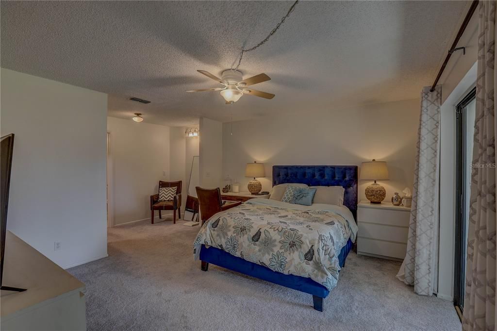 合同活跃: $275,000 (2 贝兹, 2 浴室, 1165 平方英尺)