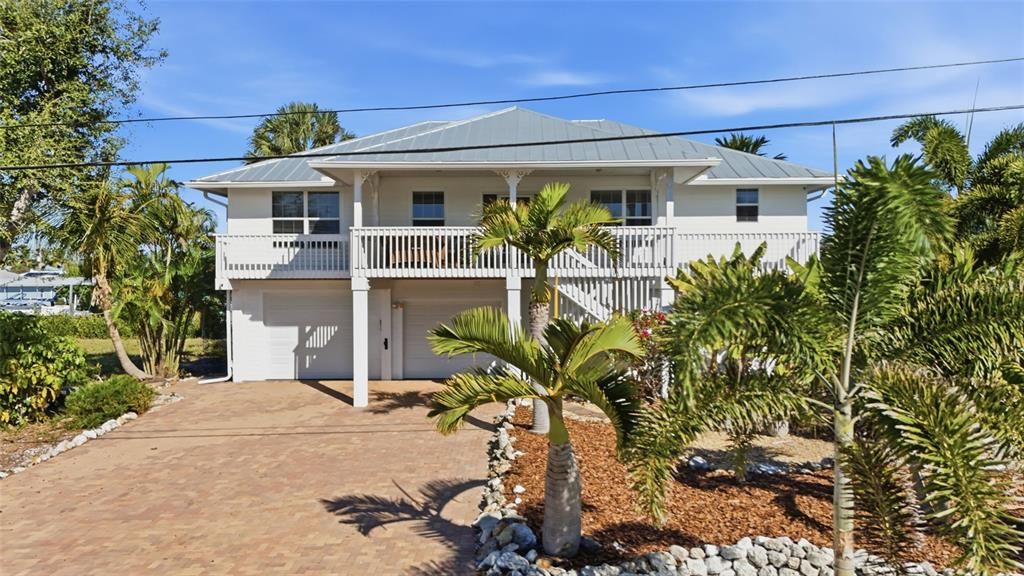 For Sale: $725,000 (3 beds, 3 baths, 1527 Square Feet)