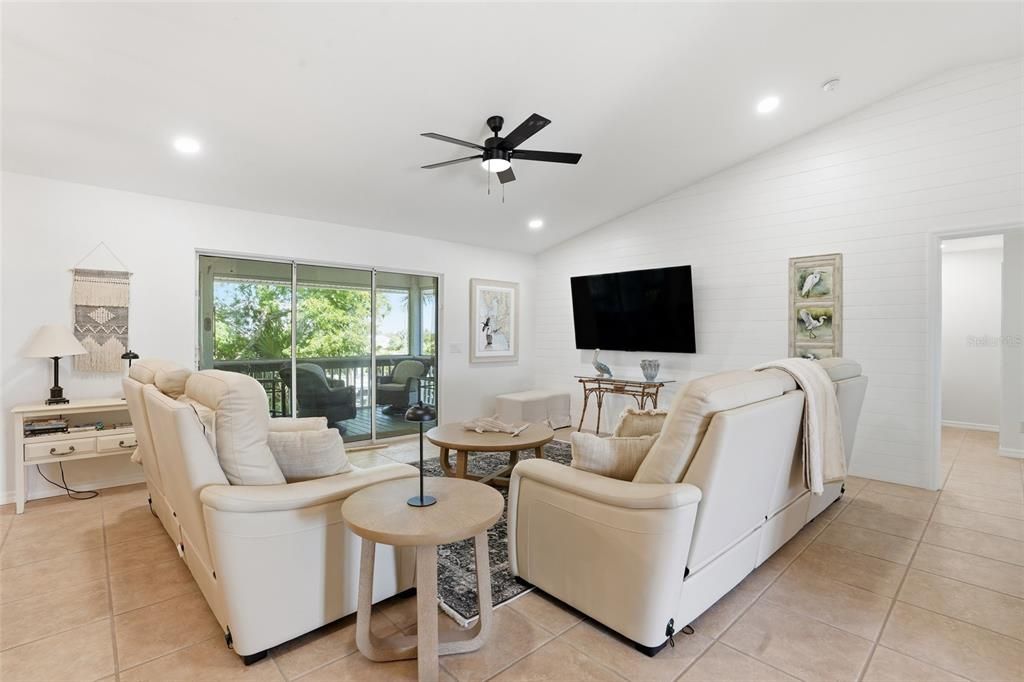 For Sale: $725,000 (3 beds, 3 baths, 1527 Square Feet)