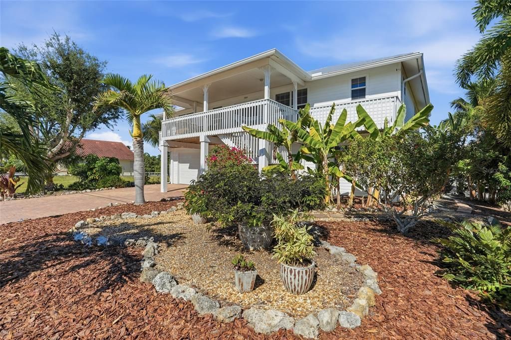 For Sale: $725,000 (3 beds, 3 baths, 1527 Square Feet)