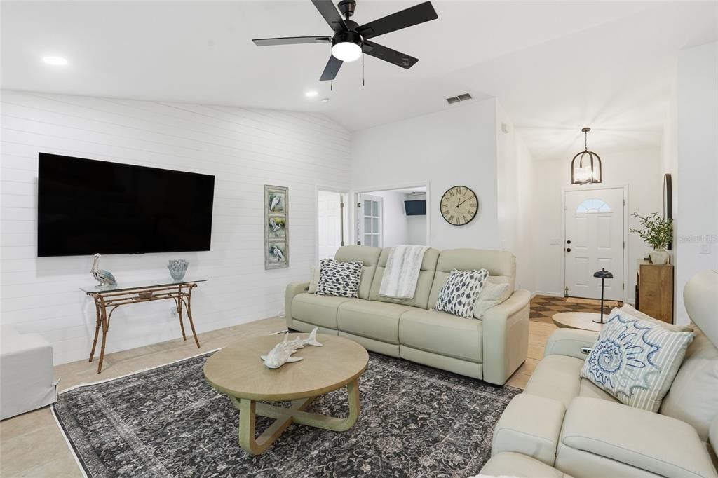 For Sale: $725,000 (3 beds, 3 baths, 1527 Square Feet)