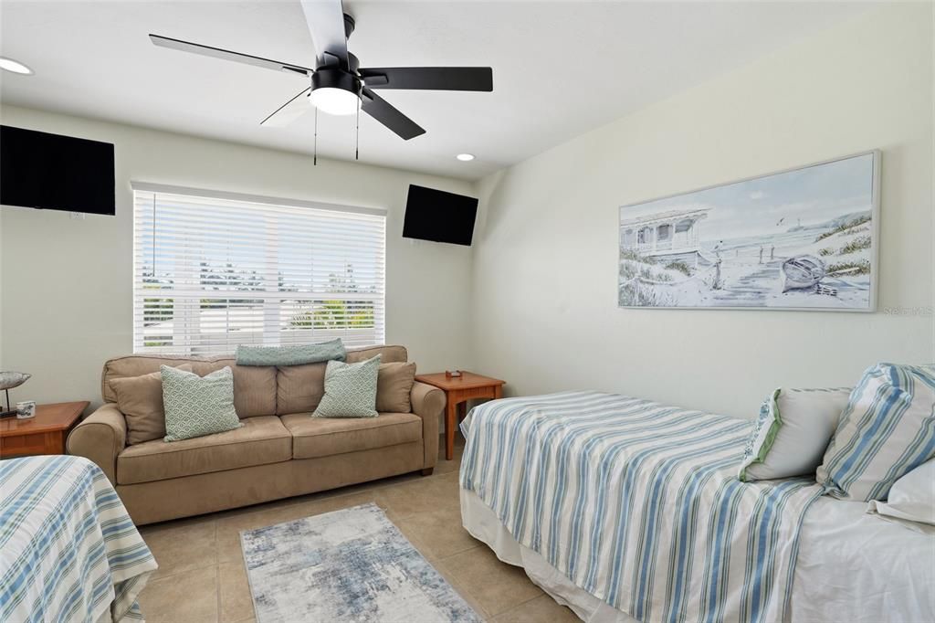 For Sale: $725,000 (3 beds, 3 baths, 1527 Square Feet)