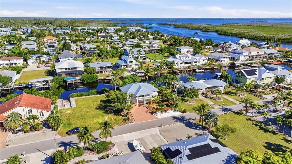 For Sale: $725,000 (3 beds, 3 baths, 1527 Square Feet)