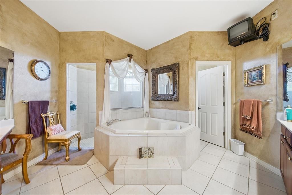 For Sale: $600,000 (5 beds, 3 baths, 3153 Square Feet)