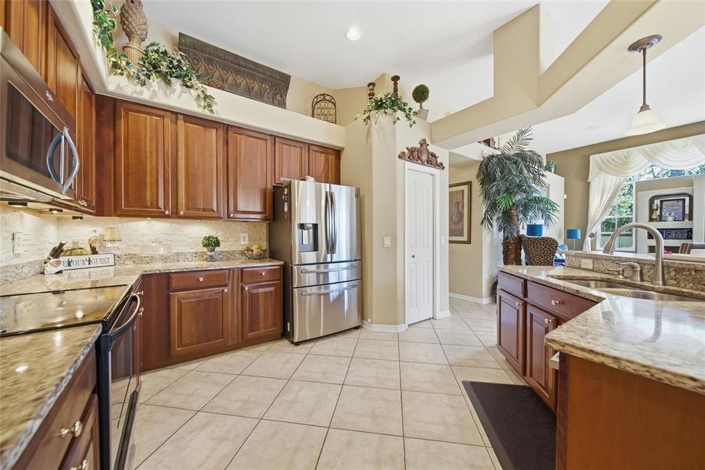 For Sale: $600,000 (5 beds, 3 baths, 3153 Square Feet)