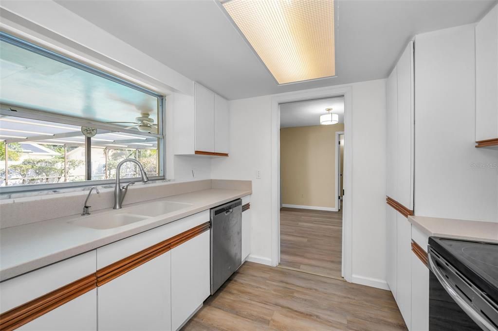 合同活跃: $475,000 (3 贝兹, 2 浴室, 1524 平方英尺)