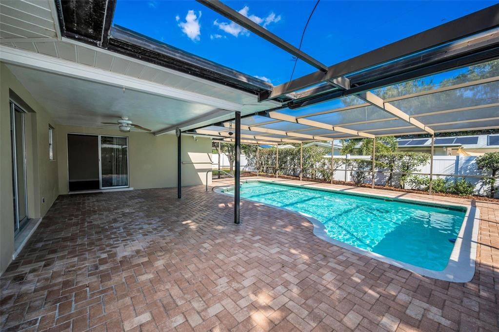 合同活跃: $475,000 (3 贝兹, 2 浴室, 1524 平方英尺)