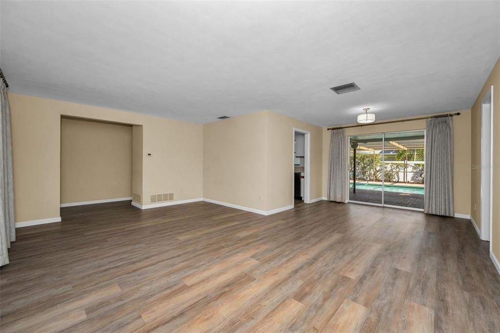 合同活跃: $475,000 (3 贝兹, 2 浴室, 1524 平方英尺)