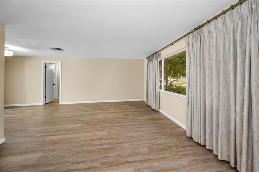 合同活跃: $475,000 (3 贝兹, 2 浴室, 1524 平方英尺)