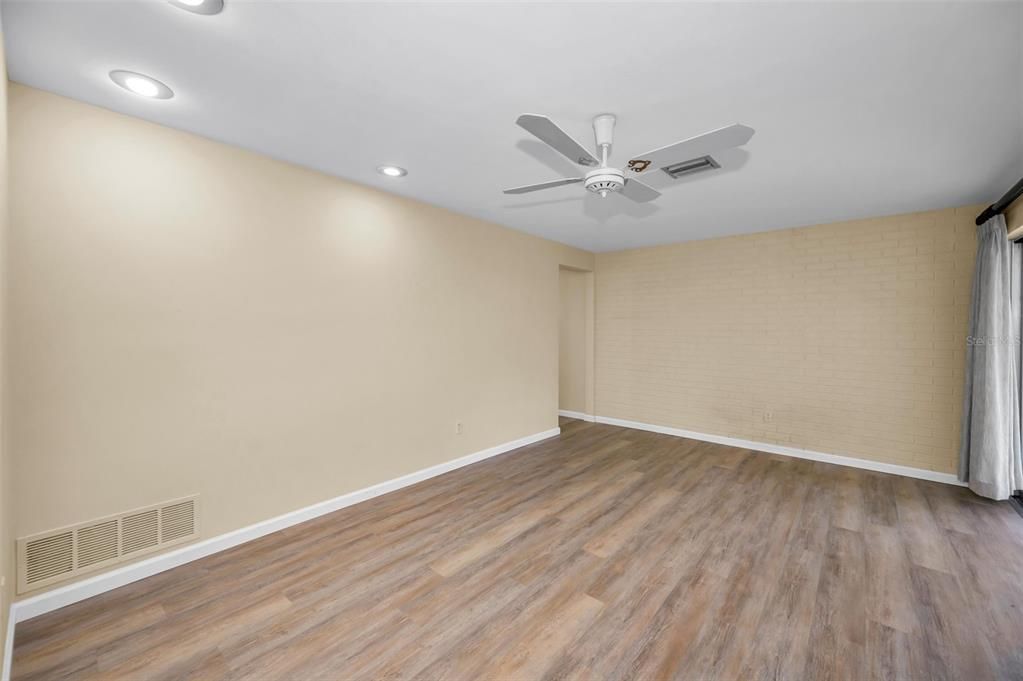 合同活跃: $475,000 (3 贝兹, 2 浴室, 1524 平方英尺)