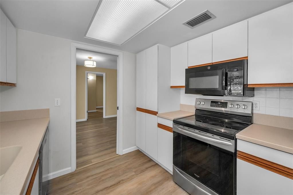 合同活跃: $475,000 (3 贝兹, 2 浴室, 1524 平方英尺)