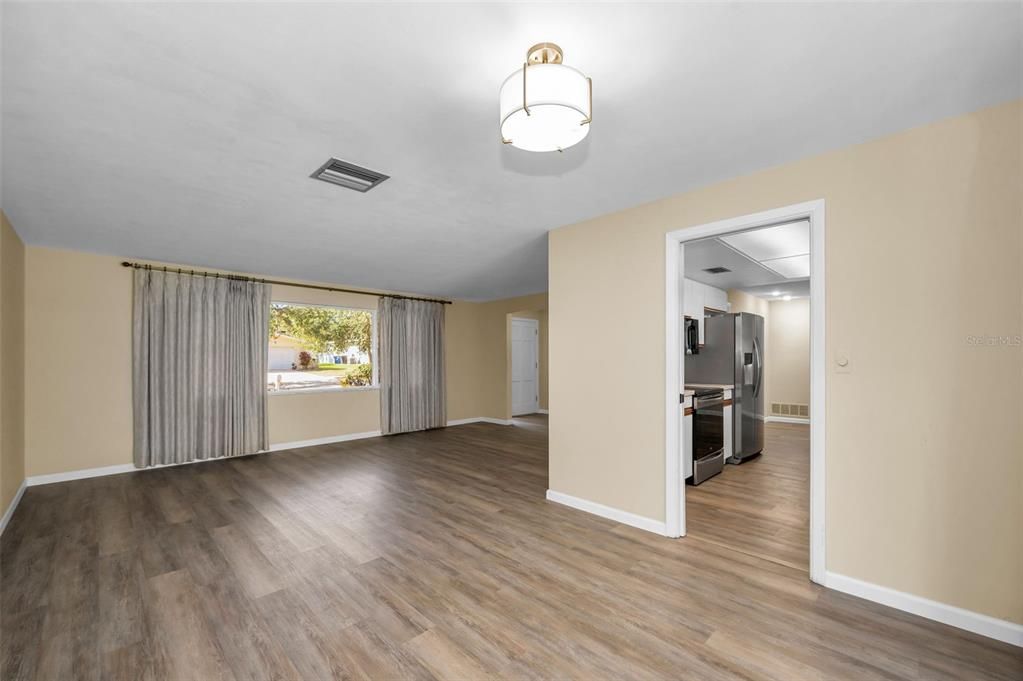 合同活跃: $475,000 (3 贝兹, 2 浴室, 1524 平方英尺)