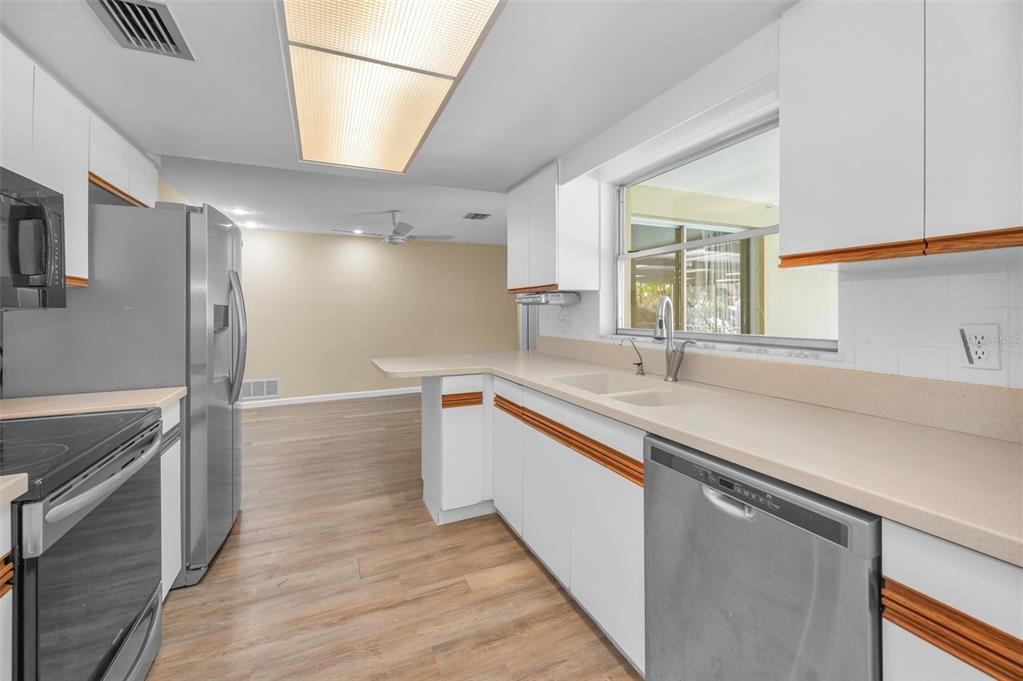 合同活跃: $475,000 (3 贝兹, 2 浴室, 1524 平方英尺)