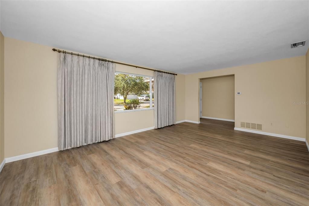 合同活跃: $475,000 (3 贝兹, 2 浴室, 1524 平方英尺)