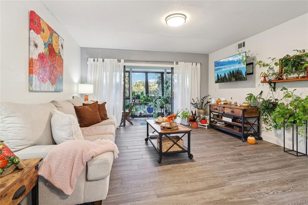 待售: $119,000 (2 贝兹, 2 浴室, 954 平方英尺)