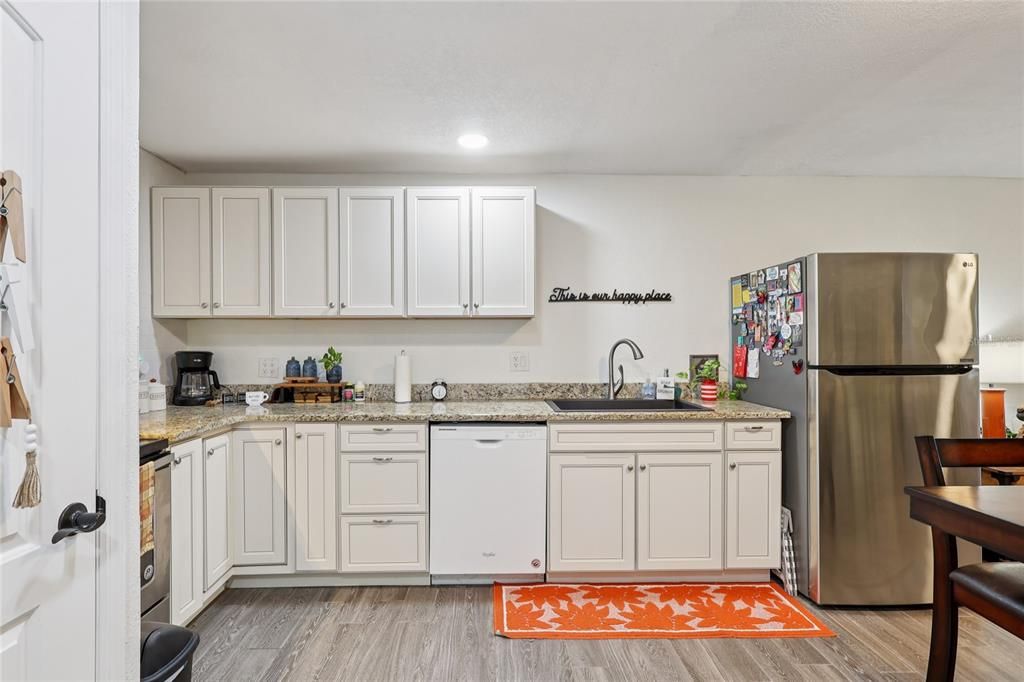 待售: $119,000 (2 贝兹, 2 浴室, 954 平方英尺)