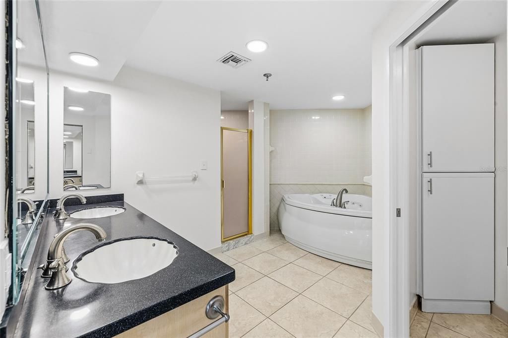 For Sale: $950,000 (3 beds, 2 baths, 1915 Square Feet)