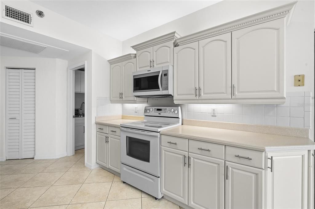 For Sale: $950,000 (3 beds, 2 baths, 1915 Square Feet)