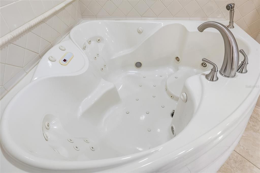 For Sale: $950,000 (3 beds, 2 baths, 1915 Square Feet)