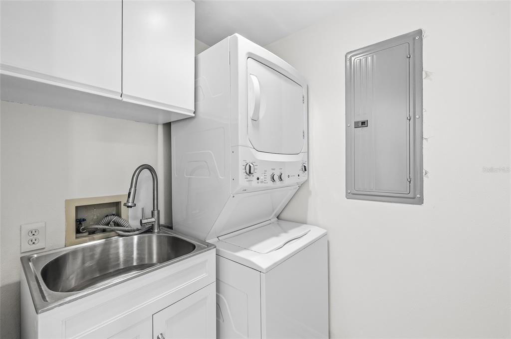 For Sale: $950,000 (3 beds, 2 baths, 1915 Square Feet)