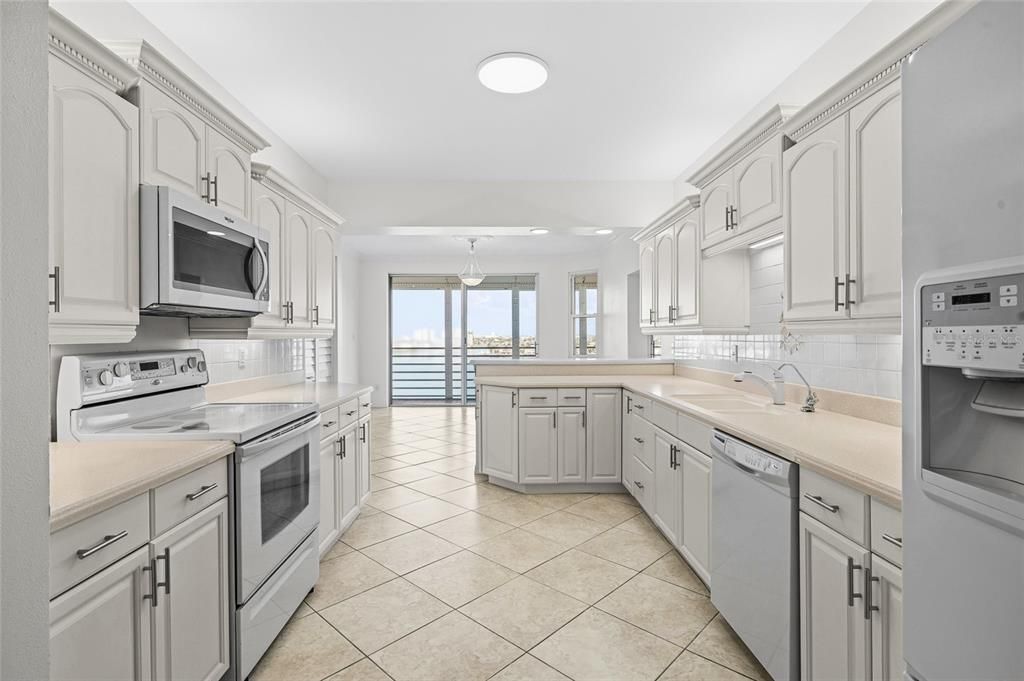 For Sale: $950,000 (3 beds, 2 baths, 1915 Square Feet)