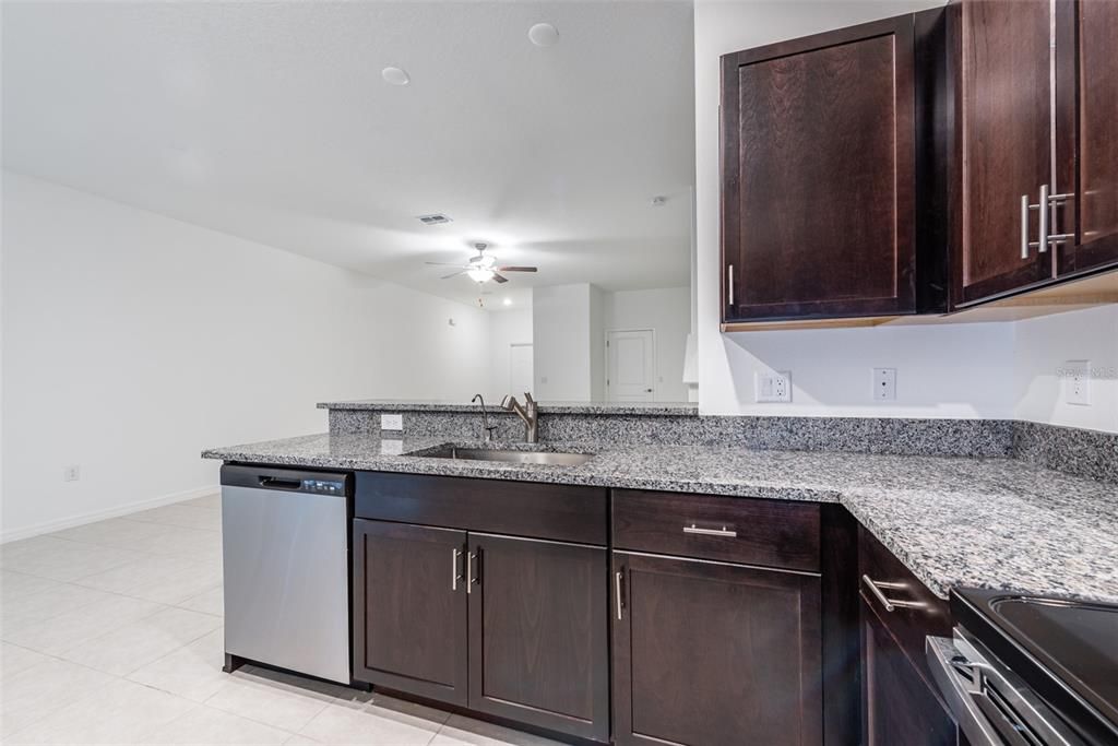 En Venta: $285,000 (3 camas, 2 baños, 1701 Pies cuadrados)