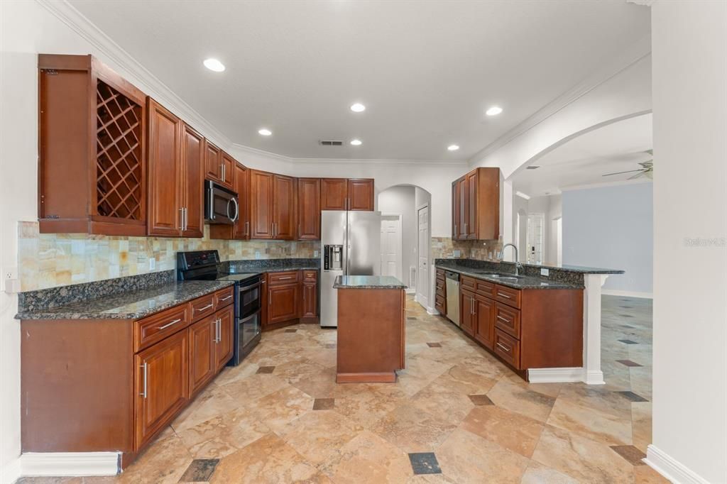 合同活跃: $624,950 (5 贝兹, 4 浴室, 3129 平方英尺)