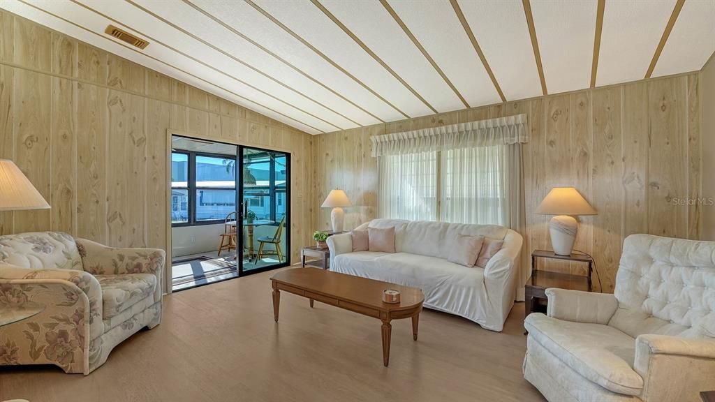 For Sale: $149,900 (2 beds, 2 baths, 1152 Square Feet)