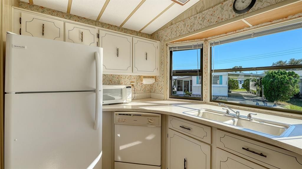 For Sale: $149,900 (2 beds, 2 baths, 1152 Square Feet)