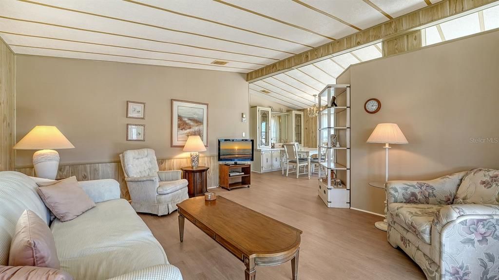 For Sale: $149,900 (2 beds, 2 baths, 1152 Square Feet)