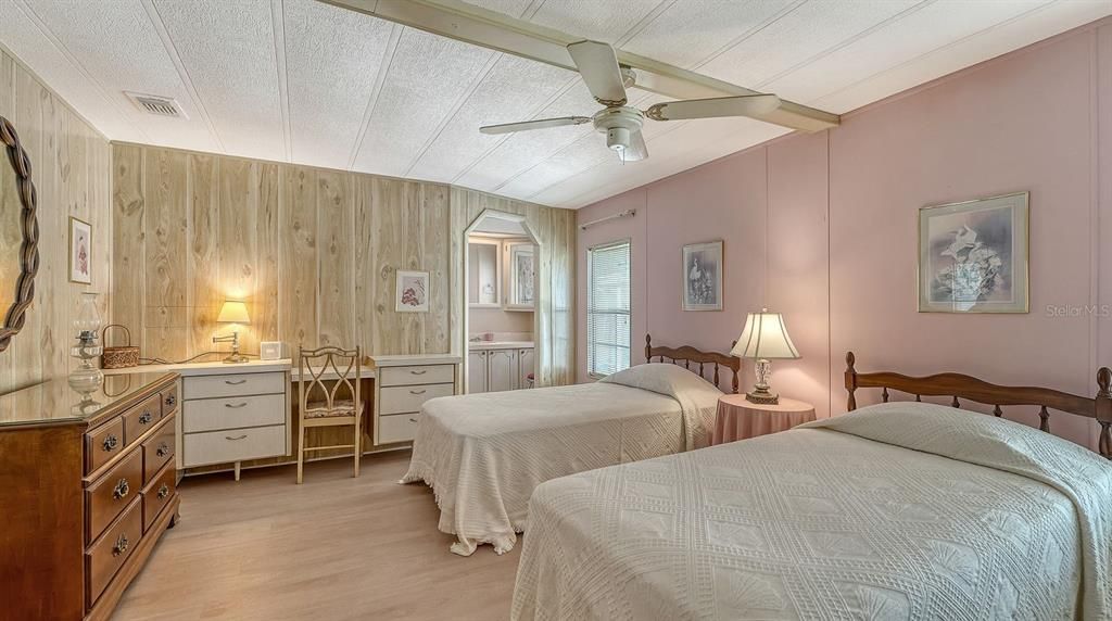 For Sale: $149,900 (2 beds, 2 baths, 1152 Square Feet)