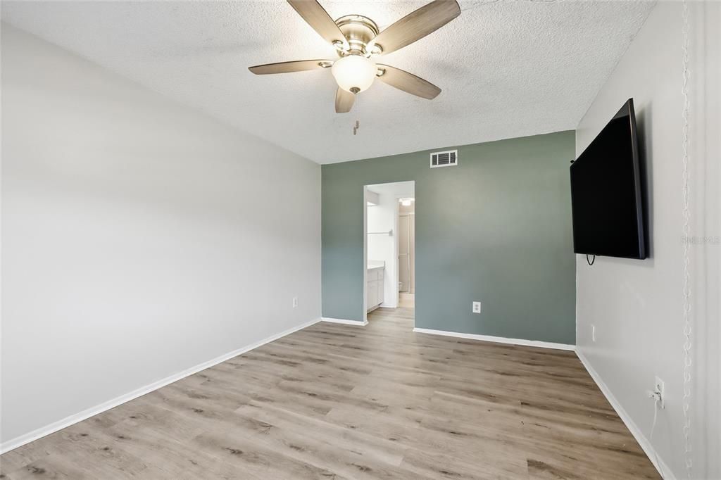 Active With Contract: $1,650 (2 beds, 2 baths, 914 Square Feet)