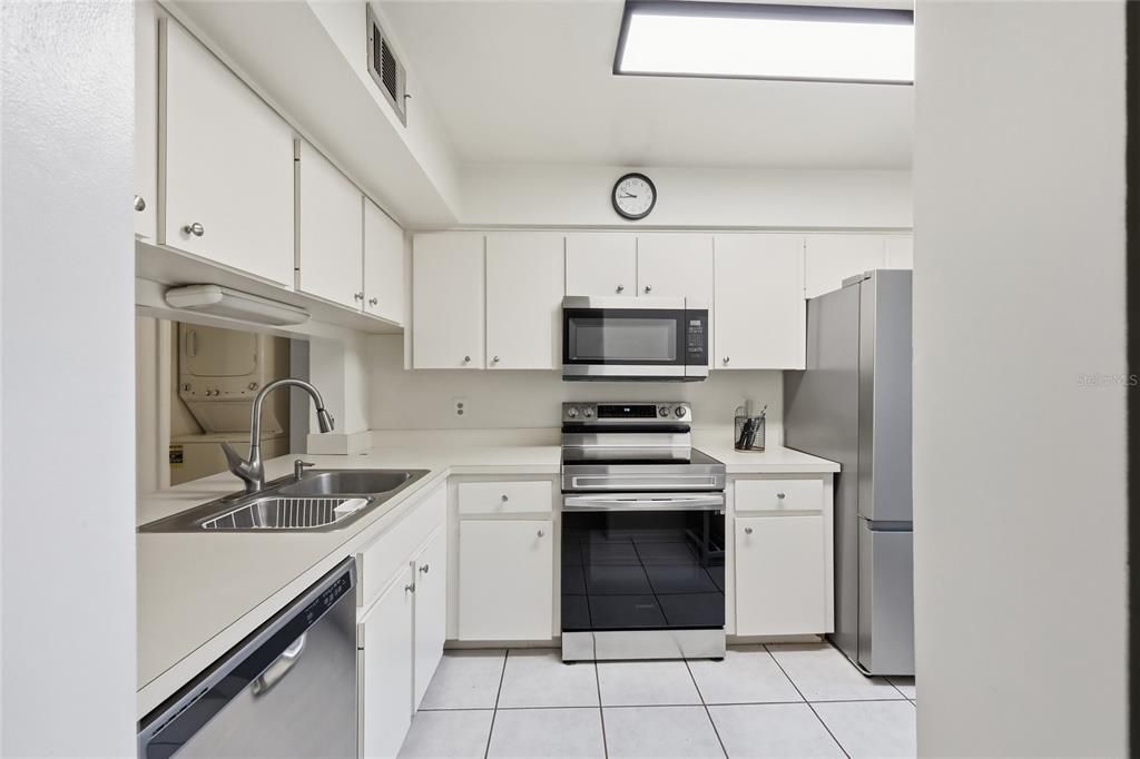 Active With Contract: $1,650 (2 beds, 2 baths, 914 Square Feet)
