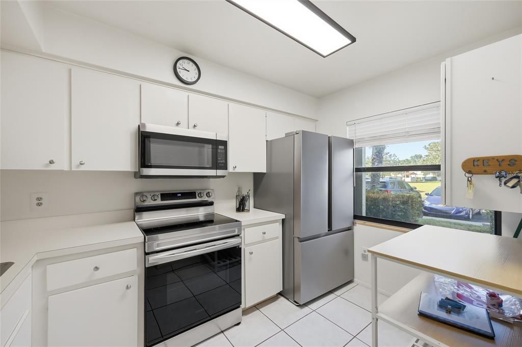 Active With Contract: $1,650 (2 beds, 2 baths, 914 Square Feet)