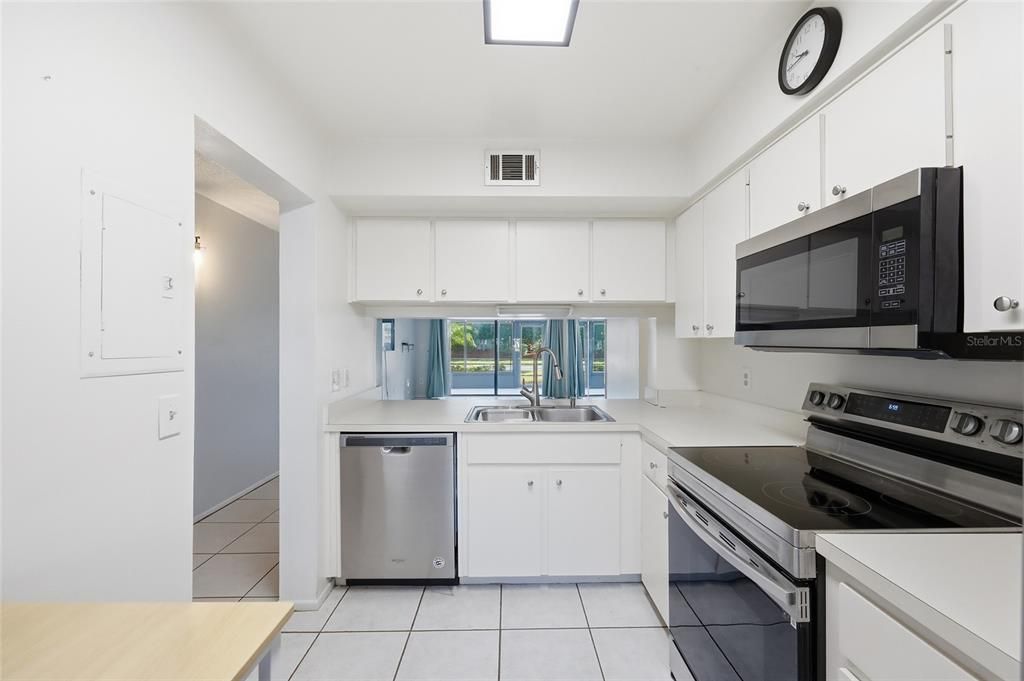 Active With Contract: $1,650 (2 beds, 2 baths, 914 Square Feet)